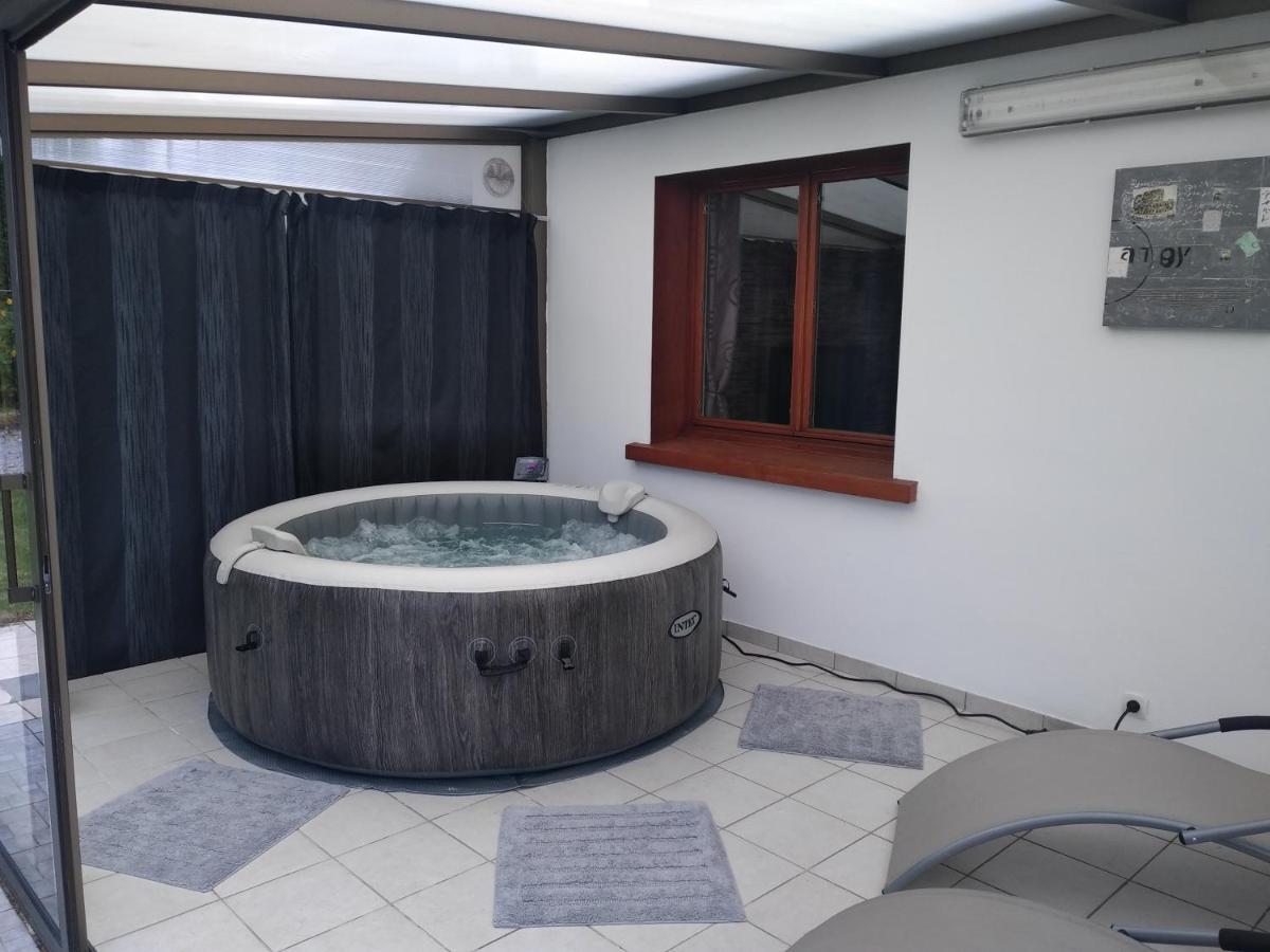 Gite De La Souche Avec Jacuzzi Doudeauville Exterior photo